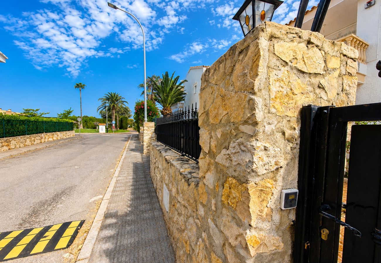 House in Alcocebre / Alcossebre - Villa Tres Playas | Gran patio privado · Piscina ·