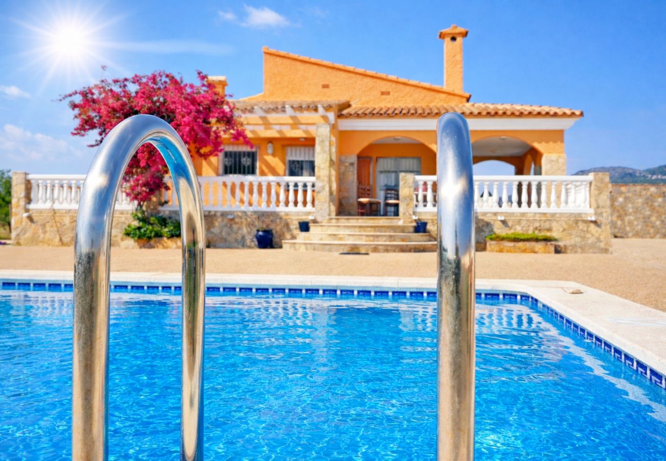 Villa à Alcocebre / Alcossebre - Villa con Piscina Privada y 2.000m² de Jardín