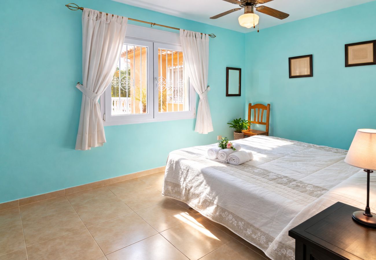 Villa à Alcocebre / Alcossebre - Villa con Piscina Privada y 2.000m² de Jardín