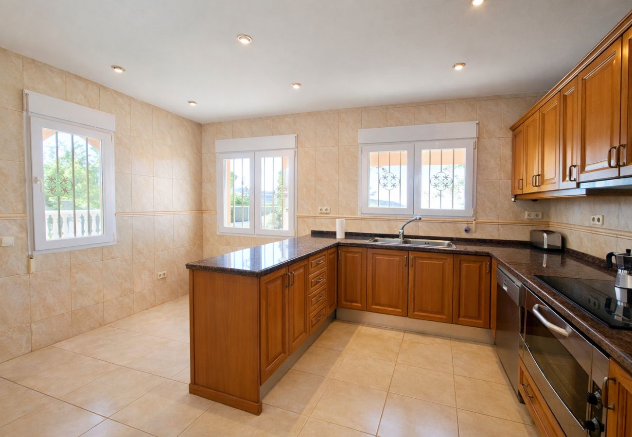 Villa à Alcocebre / Alcossebre - Villa con Piscina Privada y 2.000m² de Jardín